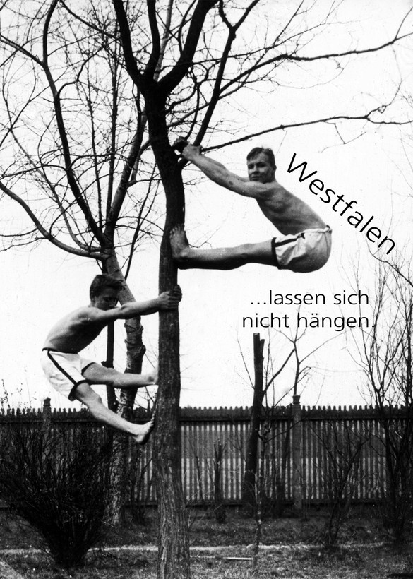 Dehnübungen am Baum, ca. 1920 LWL-Medienzentrum für Westfalen/ Deutsches Hygiene-Museum