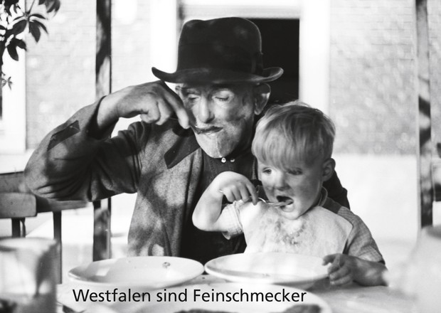 Großvater mit seinem Enkel. Raesfeld, 1940 Fotograf: Ignaz Böckenhoff/LWL-Medienzentrum für Westfalen
