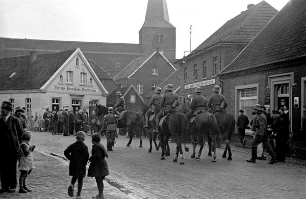 Schwarzweißfoto eines Dorfes "Ein Dorf und seine Bewohner im ‚Dritten Reich"